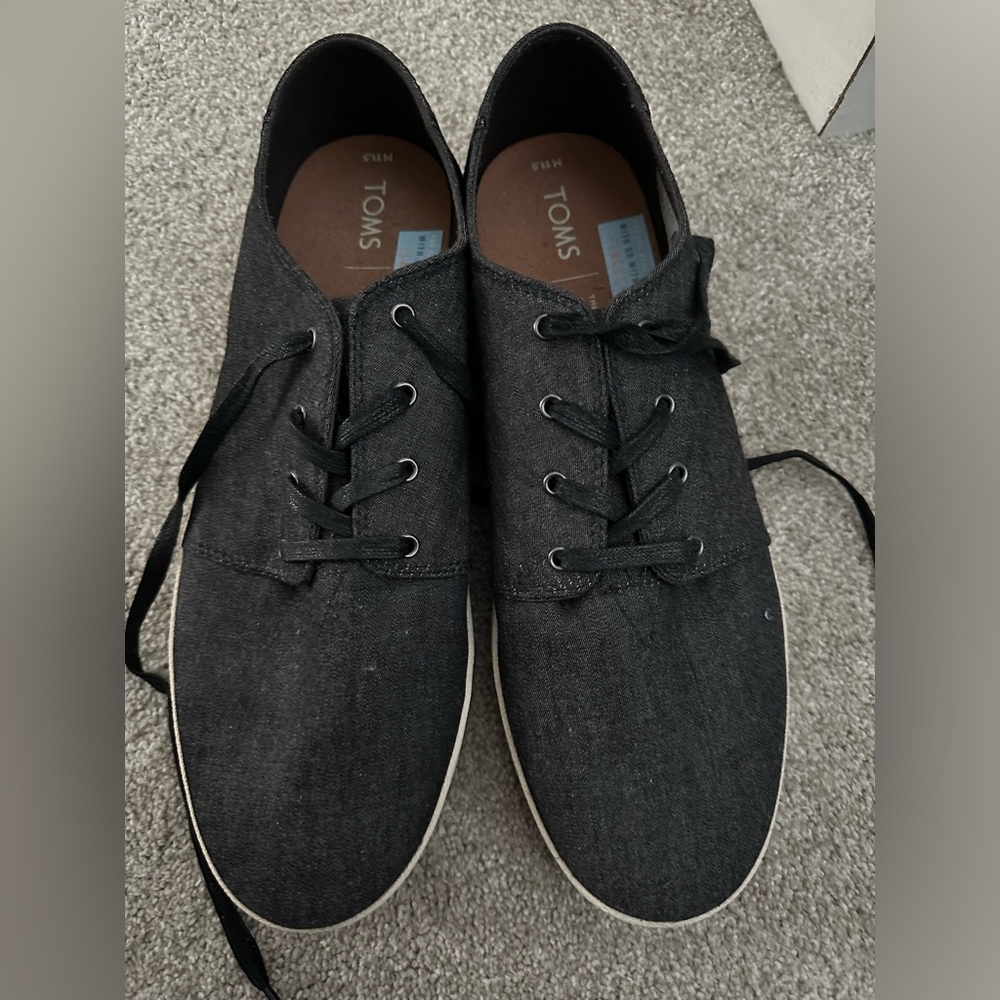 NEW men’s Toms sneakers